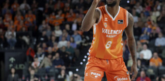 Jugador de Valencia Basket señalando durante un partido en el Roig Arena