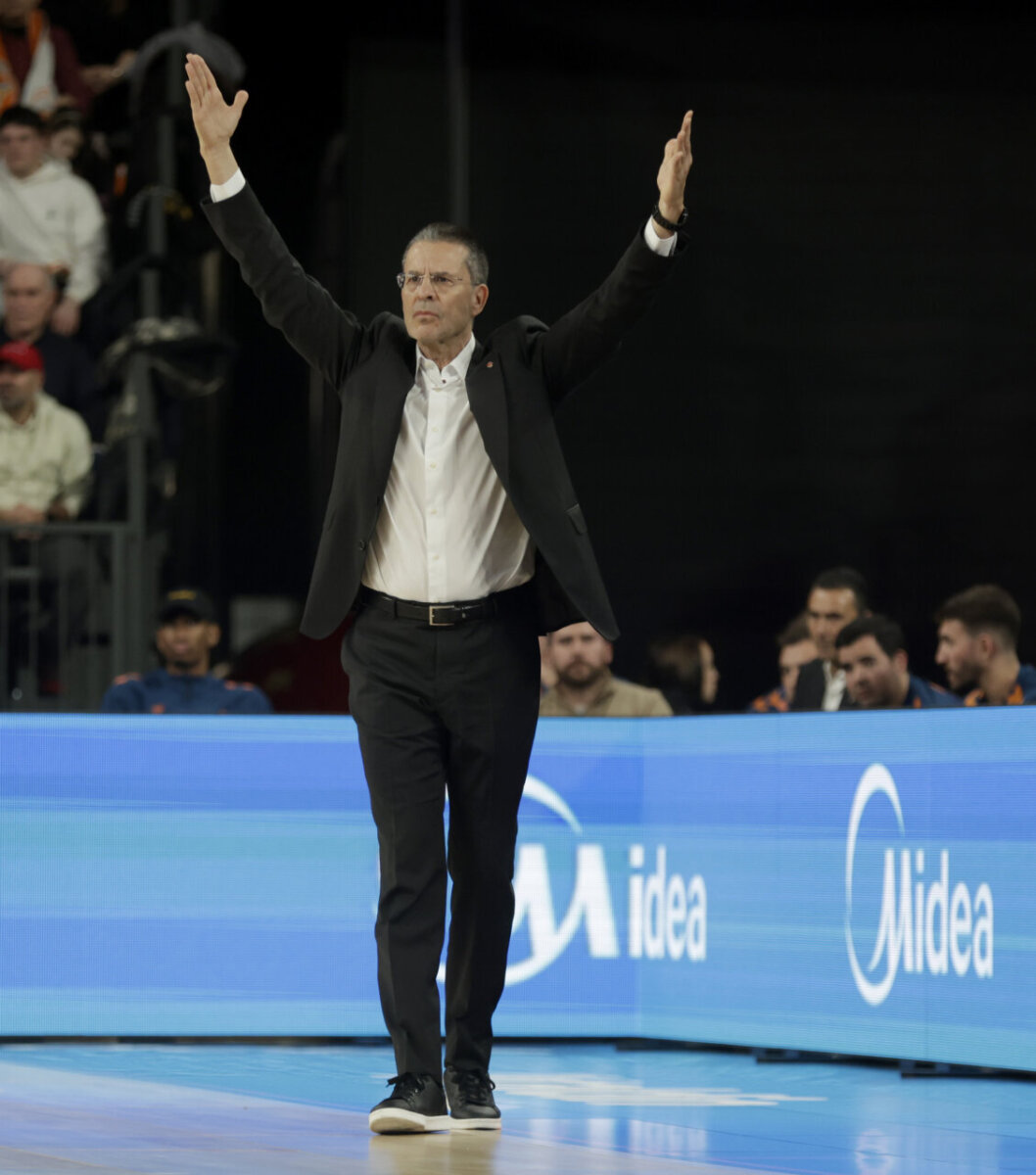 Entrenador del Valencia Basket dirigiendo el partido en el Roig Arena.