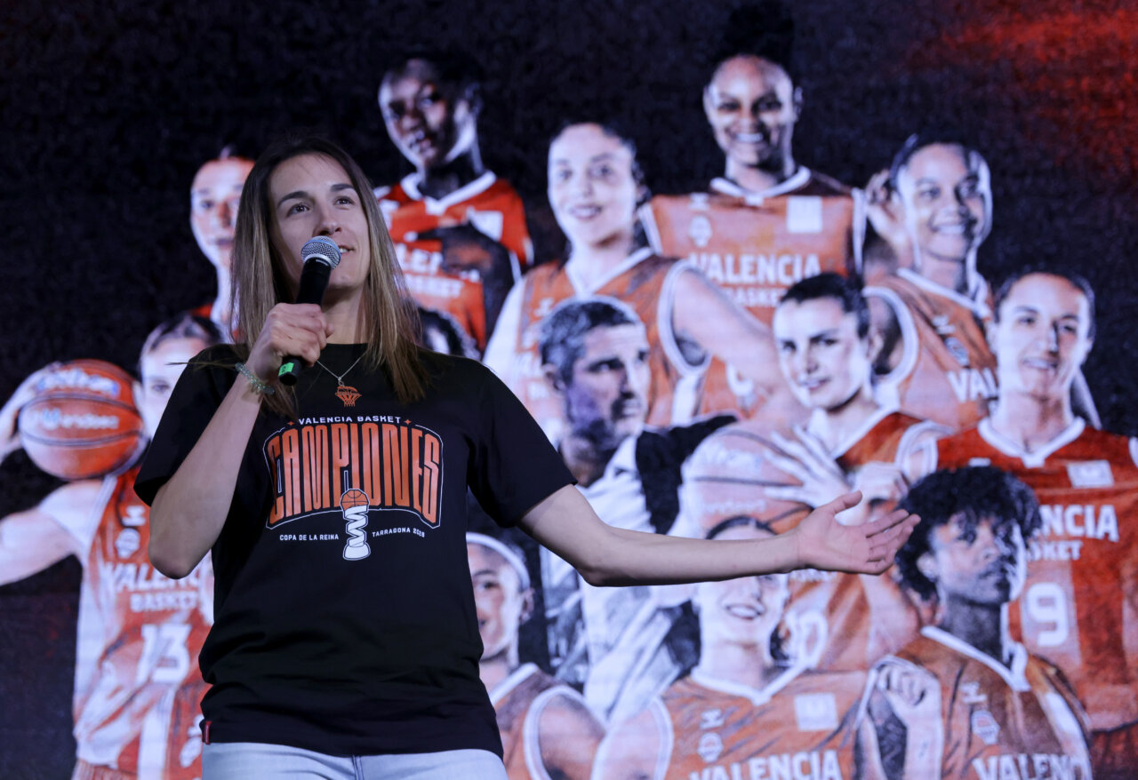 Jugadora del Valencia Basket hablando en la celebración de la Copa de la Reina 2026.