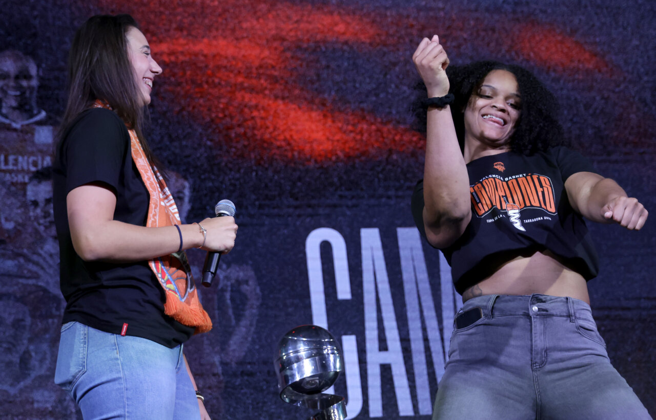 Jugadoras del Valencia Basket celebrando su décima Copa con alegría y emoción.