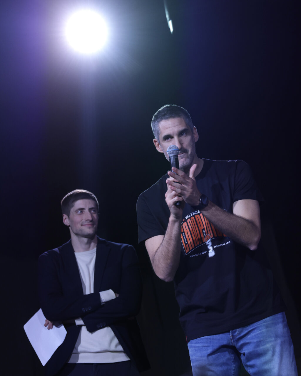 Dos hombres en un escenario durante la celebración de la Copa de la Reina 2026.