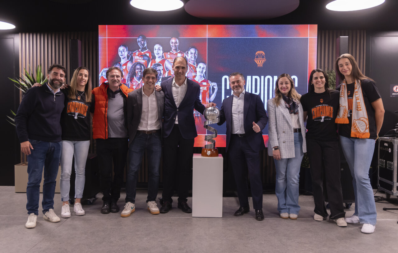 Celebración del Valencia Basket con la Copa de la Reina 2026 en el Roig Arena