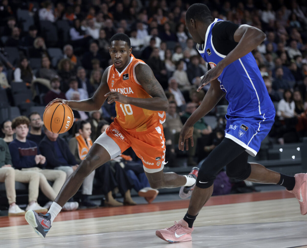 Jugador del Valencia Basket driblando el balón durante un partido