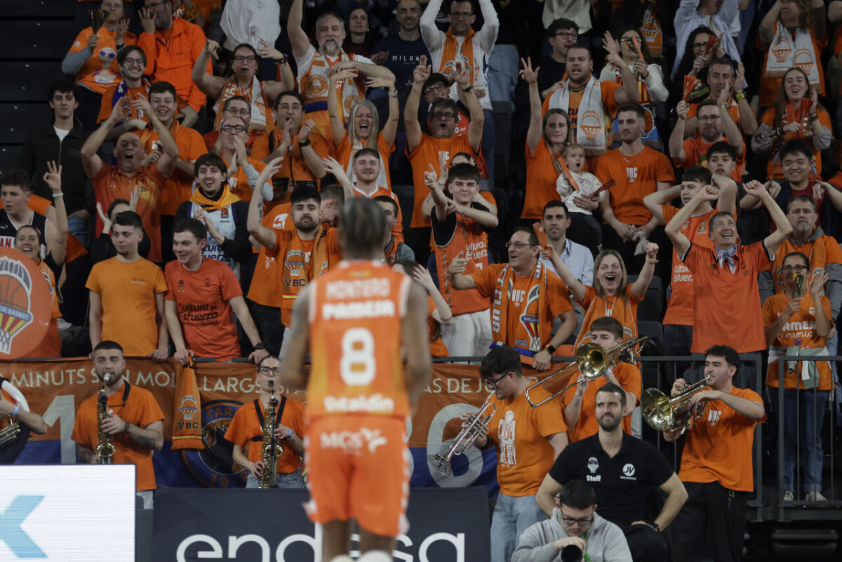 Aficionados del Valencia Basket celebrando en el Roig Arena durante un partido.