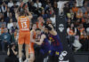 Jugador del Valencia Basket lanzando a canasta en un partido contra el Barcelona.
