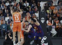 Sin acierto ni cierre: el Valencia Basket cae en un final cruel ante un Barça letal Jugador del Valencia Basket lanzando a canasta en un partido contra el Barcelona.