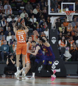 Jugador del Valencia Basket lanzando a canasta en un partido contra el Barcelona.