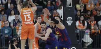 Jugador del Valencia Basket lanzando a canasta en un partido contra el Barcelona.