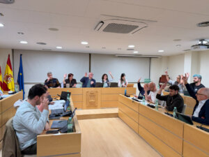 Reunión del Ayuntamiento de Paiporta aprobando ayudas para ascensores