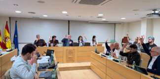 Reunión del Ayuntamiento de Paiporta aprobando ayudas para ascensores