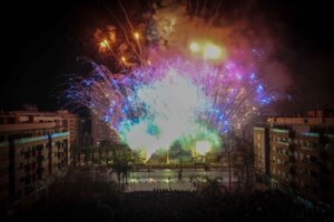 Espectacular espectáculo pirotécnico en Torrent durante la Arribada del Foc