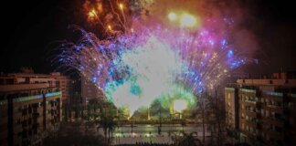 Espectacular espectáculo pirotécnico en Torrent durante la Arribada del Foc