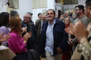 Paco Torres en un evento con asistentes aplaudiendo