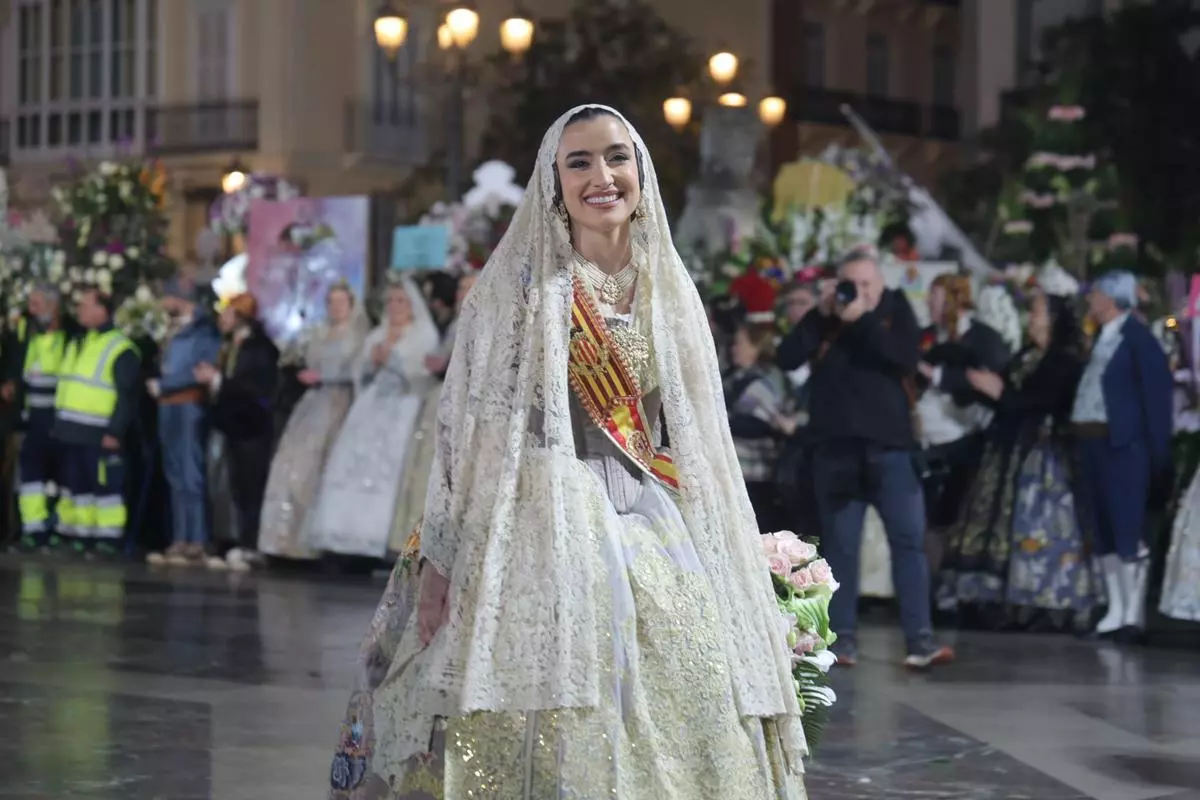 Carmen Prades, Fallera Mayor de Valencia, durante la ofrenda floral