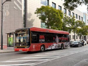 Autobús municipal de Paterna, 100% eléctrico y moderno en la calle.