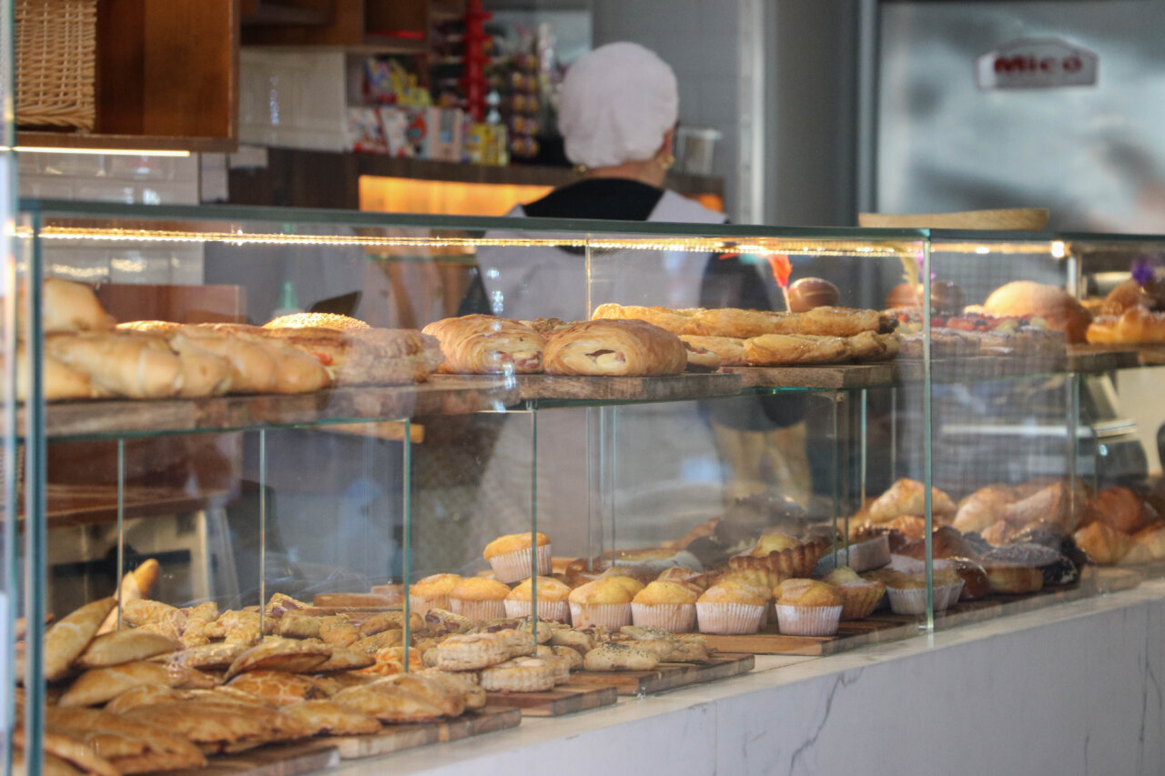 Vitrina de panadería con variedad de productos horneados y dulces.
