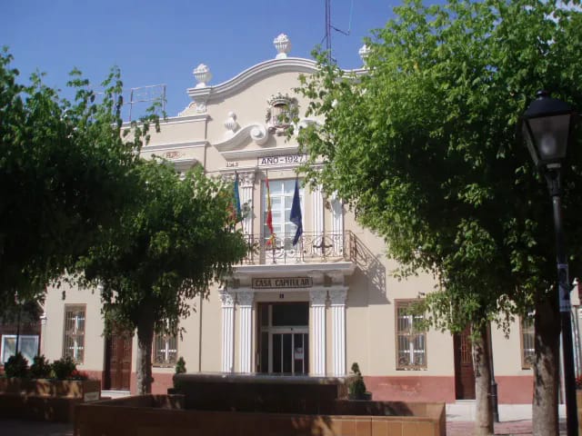 Fachada del Ayuntamiento de Tavernes Blanques rodeado de árboles