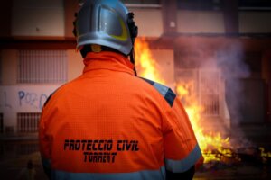 Bombero de Protección Civil observando la cremà en Torrent durante las Fallas 2026