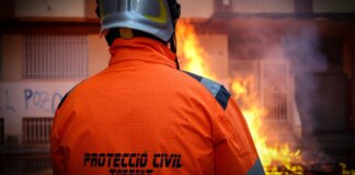 Bombero de Protección Civil observando la cremà en Torrent durante las Fallas 2026