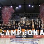 Jugadoras de Valencia Basket celebrando su victoria en la Copa de la Reina