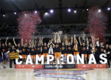 Jugadoras de Valencia Basket celebrando su victoria en la Copa de la Reina