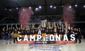 Jugadoras de Valencia Basket celebrando su victoria en la Copa de la Reina