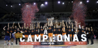 Jugadoras de Valencia Basket celebrando su victoria en la Copa de la Reina