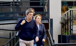 Carlos Mazón y Susana Camarero saliendo de un edificio judicial