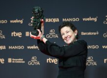Carmen Ortí sosteniendo un premio Goya en la ceremonia