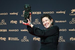 Carmen Ortí sosteniendo un premio Goya en la ceremonia