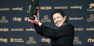 Carmen Ortí sosteniendo un premio Goya en la ceremonia