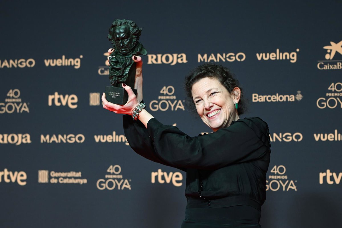 Carmen Ortí sosteniendo un premio Goya en la ceremonia