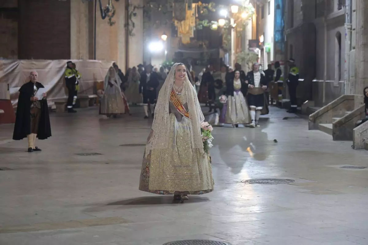 Carmen Prades desfilando como fallera mayor en Valencia