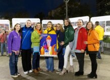 Grupo de falleras sosteniendo el cartel de las fallas 2026 de Picassent