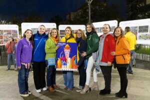 Grupo de falleras sosteniendo el cartel de las fallas 2026 de Picassent