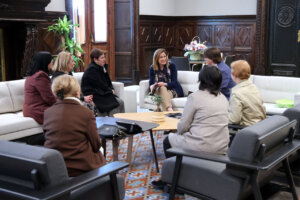 La alcaldesa María José Catalá recibe a la Germandat del Santíssim Crist del Perdó en el Ayuntamiento de València.