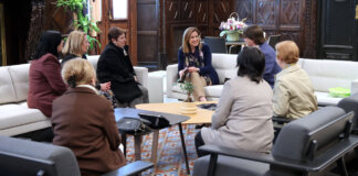La alcaldesa María José Catalá recibe a la Germandat del Santíssim Crist del Perdó en el Ayuntamiento de València.