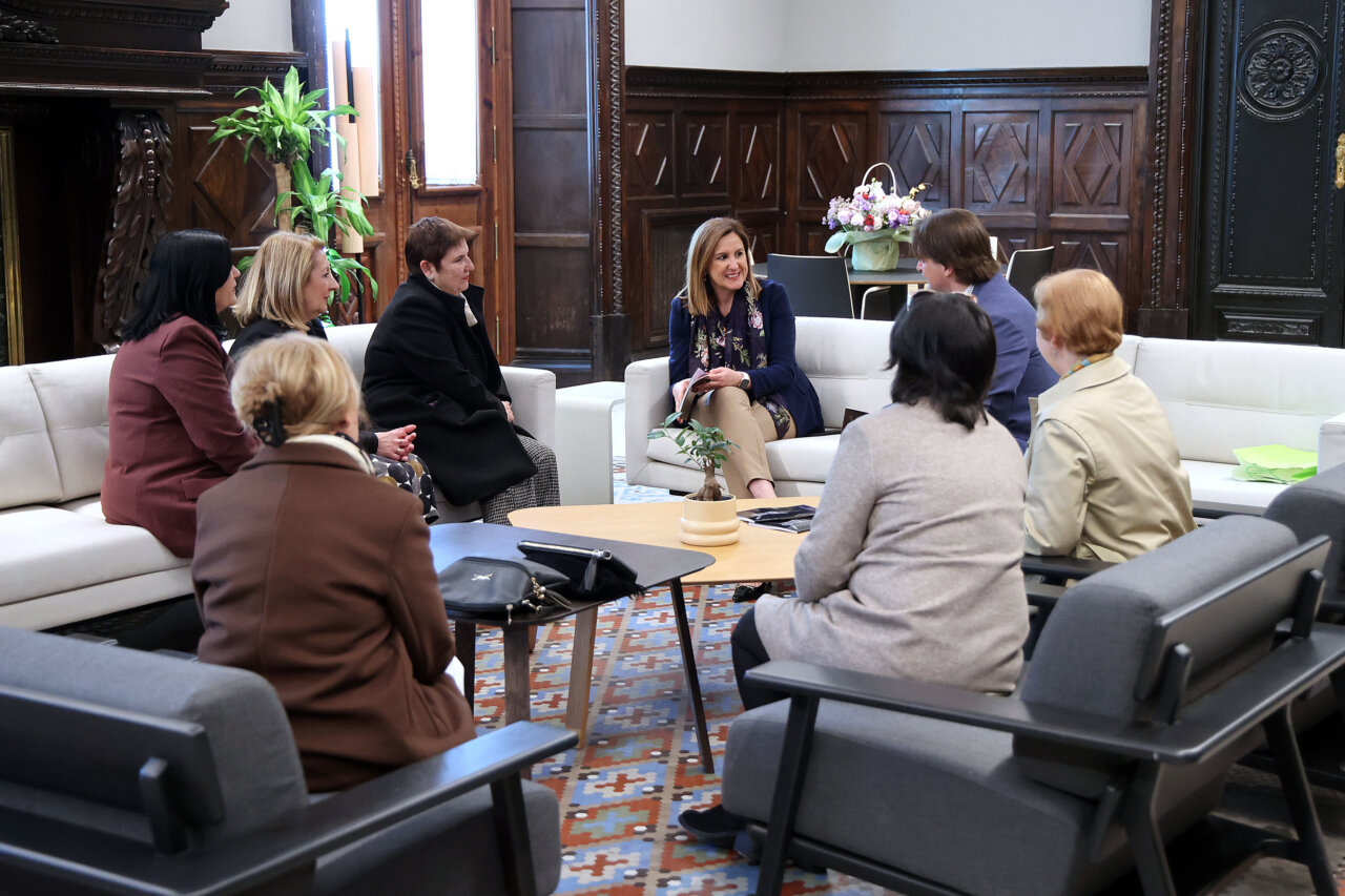 La alcaldesa María José Catalá recibe a la Germandat del Santíssim Crist del Perdó en el Ayuntamiento de València.
