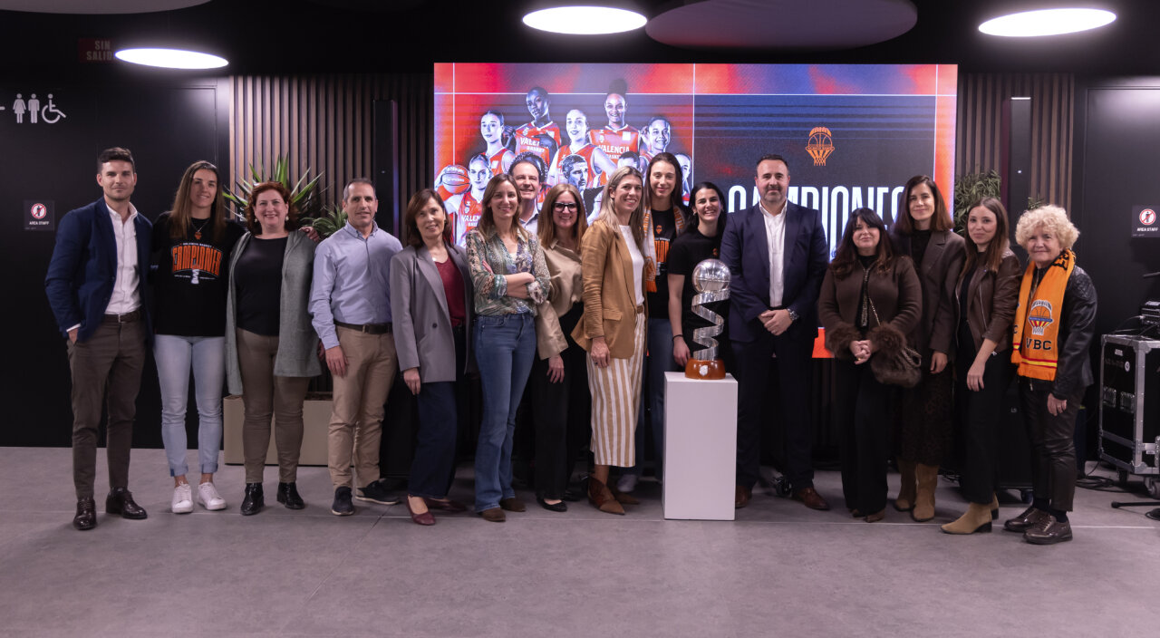 Miembros del Valencia Basket celebrando su décima Copa en un evento