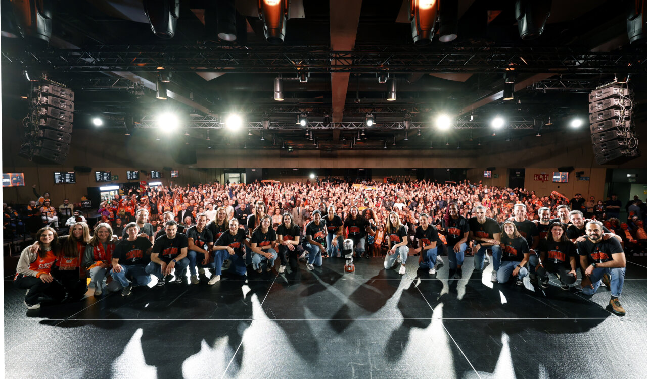 Jugadores y aficionados del Valencia Basket celebrando su décima Copa en el Roig Arena.
