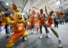 Valencia Basket traslada la fiesta a casa: el Roig Arena se viste de campeón Jugadoras de Valencia Basket celebrando con su mascota en el Roig Arena