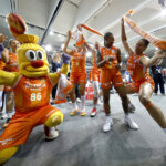 Jugadoras de Valencia Basket celebrando con su mascota en el Roig Arena