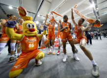 Jugadoras de Valencia Basket celebrando con su mascota en el Roig Arena
