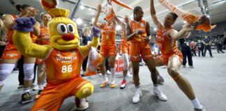 Jugadoras de Valencia Basket celebrando con su mascota en el Roig Arena