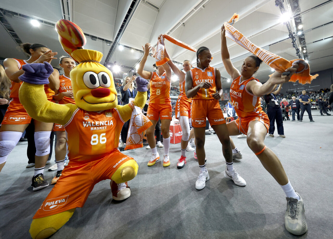 Jugadoras de Valencia Basket celebrando con su mascota en el Roig Arena