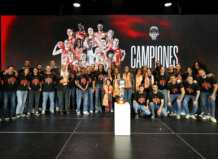 Equipo de Valencia Basket celebrando su décima Copa con trofeo y aficionados