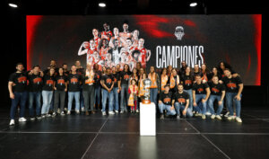 Equipo de Valencia Basket celebrando su décima Copa con trofeo y aficionados
