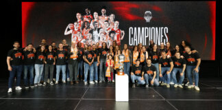 Equipo de Valencia Basket celebrando su décima Copa con trofeo y aficionados