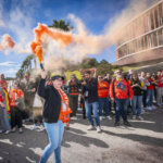 Aficionados del Valencia Basket celebran con bengalas naranjas en la Copa de la Reina 2026.