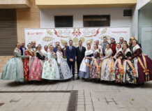 Grupo de falleros y falleras en la celebración del centenario de las Fallas de Mislata